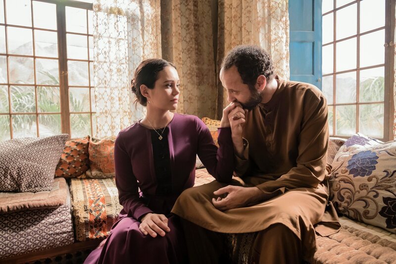 Pictured (L-R): Dina Shihabi (Hanin Suleiman), Ali Suliman (Mousa Bin Suleiman) – Bild: Philippe Bosse