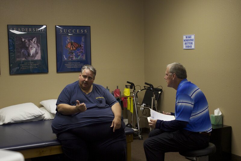 Chuck at the physical therapy office. – Bild: Discovery Communications /​ Discovery Networks