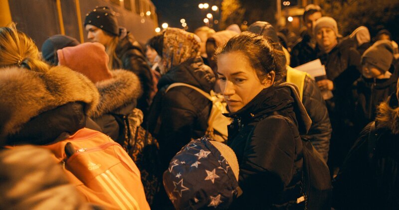 Frauen und Kinder auf der Flucht vor Krieg und Zerstörung. – Bild: ORF/HORSE&FRUITS Filmproduktion Frauen und Kinder auf der Flucht vor Krieg und Zerstörung. – Bild: ORF/HORSE&FRUITS Filmproduktion