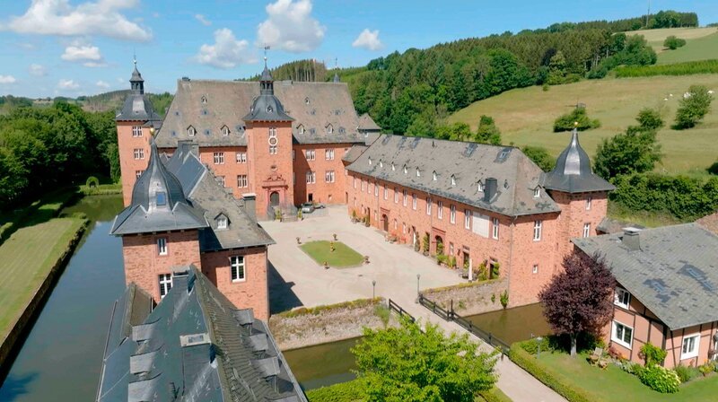 Der Traum vom Schloss – Zwei Wohnungen haben sich Peter und Sebastian Meyer in Schloss Adolfsburg in Kirchhundem-Oberhundem gekauft. – Bild: WDR/​Fandango Film TV Internet Produktions GmbH
