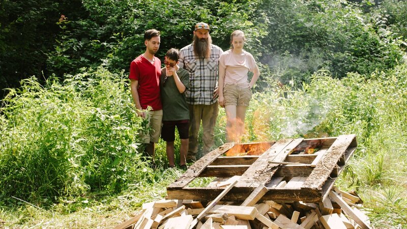 Matt Raney, Ashton, Camden, and Tessa Broadhead watching wood burning. – Bild: Discovery Communications, LLC