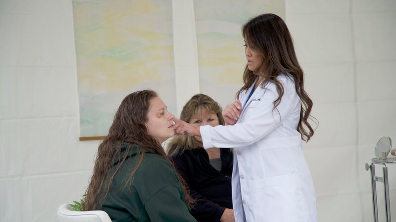 Dr. Sandra Lee examines Christina C. hidrocystomas around her eyes. – Bild: Warner Bros. Discovery, Inc. or its subsidiaries and affiliates