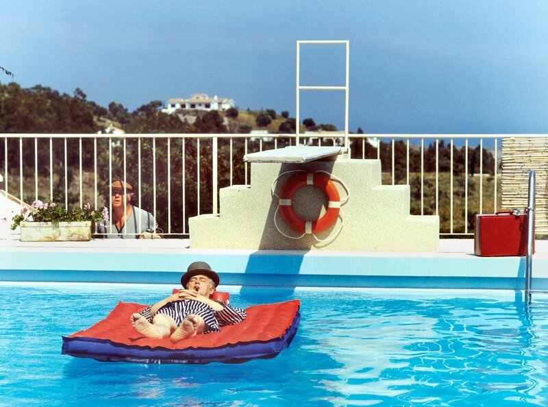 Egon Olsen (Ove Sprogöe) genießt die Vorzüge des Millionärdaseins. – Bild: NDR/​MDR/​DEGETO