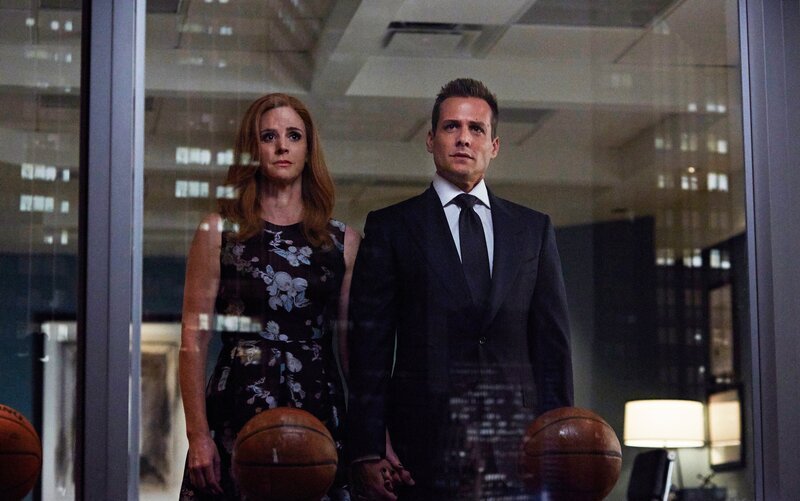 Zwischen Harvey (Gabriel Macht) und seiner Assistentin Donna (Sarah Rafferty) wird es kompliziert. Neben ihrer beruflichen Zusammenarbeit tauchen Gefühle auf, die ihre Arbeitssituation erschweren. – Bild: ZDF und USA Network