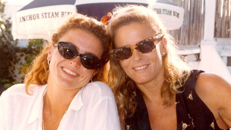 Nicole Brown Simpson (r.) – Bild: Crime + Investigation