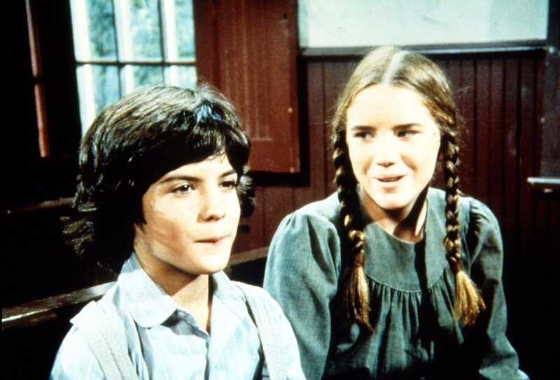 Albert (Matthew Laborteaux, l.) und Laura (Melissa Gilbert, r.) haben eine zündende Idee … – Bild: Sat.1 Gold