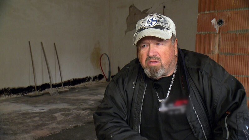 Schalke-Fan Willy soll heute mit seinem Stiefsohn Marvin (24) den Boden eines Rohbaus mit Schweißbahnen abdichten. Hoffentlich hat Willy alles im Blick? – Bild: RTLZWEI