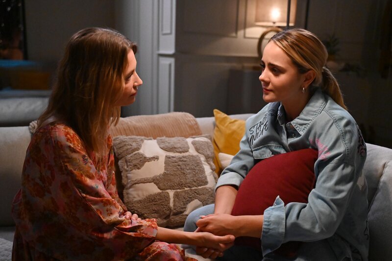 Nathalie (Amrei Haardt, l.) und Valea (Antonia Kolano) sprechen sich ehrlich und emotional aus. – Bild: RTL /​ Julia Feldhagen /​ Was das Herz begehrt