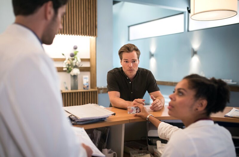 Vivienne Kling (Jane Chirwa, r.) und Ausbilder Dr. Niklas Ahrend (Roy Peter Link, l.) nehmen ihren ungewöhnlichen Patienten auf. – Bild: ARD/​Felix Abraham