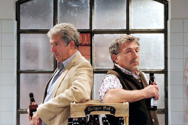 André (Joachim Lätsch, l.) und Julius (Michele Oliveri, r.) wurden von Theresa in der Brauerei eingesperrt. Die beiden Streithähne versuchen, sich in der Enge des abgesperrten Raumes so gut es geht zu ignorieren. – Bild: ARD/​Ann Paur