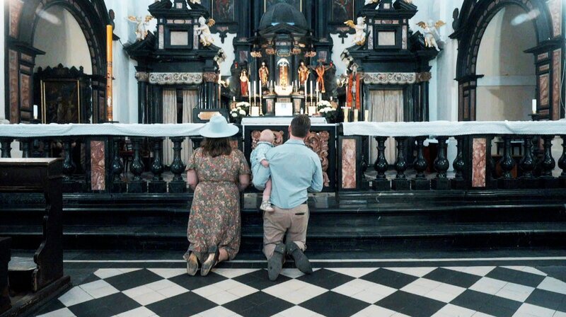 Kaja lebt mit ihrem Mann und den beiden Kindern in Krakau. Sie sieht sich eher als „Matka Polka“ und stellt das Bild der unterdrückten Frau dem der selbstbestimmten Hausfrau entgegen. – Bild: MDR/​Miles Plahuta