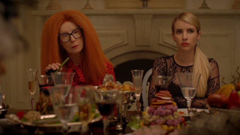 Myrtle Snow (Frances Conroy, l.); Madison Montgomery (Emma Roberts, r.) – Bild: FX Productions, LLC