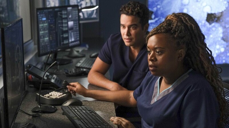 Dr. Enrique Ricky Guerin (Brian Marc), Dr. Jordan Allen (Bria Henderson). – Bild: TV NOW /​ American Broadcasting Companies, Inc. All rights reserved