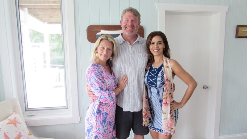 Agent Monica Knowles with clients, Ryan and Nikki Martindale, in Eleuthera, Bahamas, as seen on HGTV’s Caribbean Life. – Bild: HGTV /​ Scripps (Focus) /​ Scripps Networks, LLC.