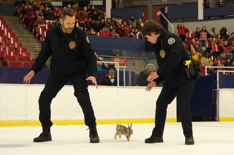 L-R: Joel McHale as Frank, Michael Rowland as Shred – Bild: Bettina Strauss /​ FOX Entertainment