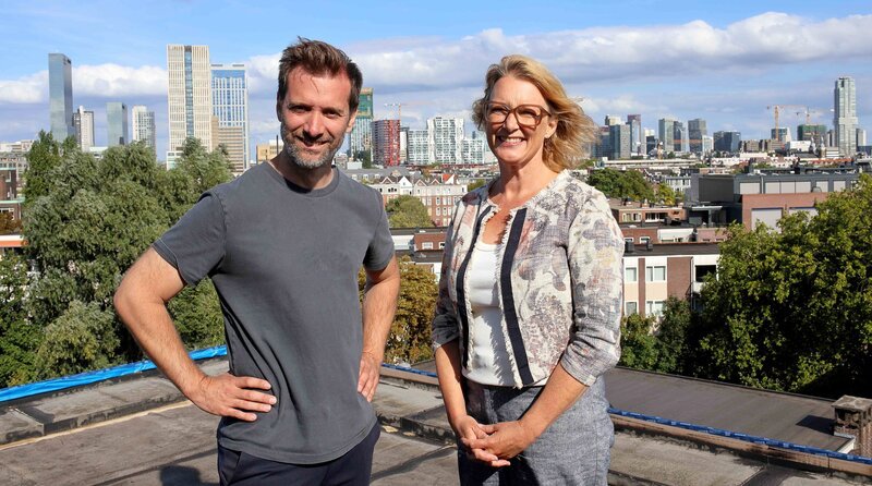 Daniel Aßmann und Stadtplanerin Chantal van Schaik (r) auf einem Flachdach in Rotterdam. – Bild: WDR/​sagamedia