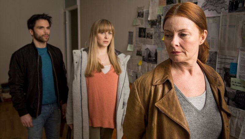 Nur zögernd fassen Youssef El Kilali (Karim Cherif) und Simone Vertrauen zu Anne Marie Fuchs (Lina Wendel, r). – Bild: WDR/​Martin Rottenkolber