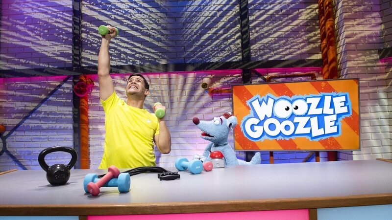 Simón (li.) möchte mit einem Fitnessprogramm zum Kraftaufbau starten, doch Woozle (re.) will sich lieber erstmal kräftig ausruhen. Aber morgen fängt er bestimmt auch mit dem Sport an. Oder reicht zum Muskelaufbau vielleicht auch Woozles neuer Fitness-Shake? – Bild: SUPER RTL