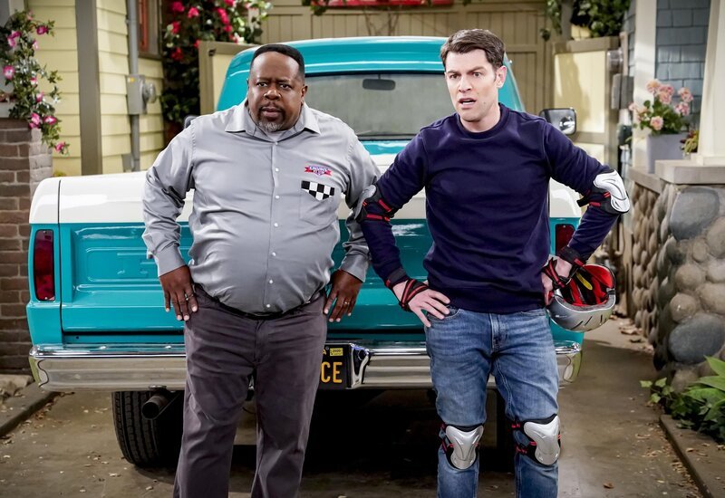 Calvin Butler (Cedric the Entertainer, l.); Dave Johnson (Max Greenfield, r.) – Bild: © 2020 CBS Broadcasting, Inc.  /​ Monty Brinton /​ Monty Brinton