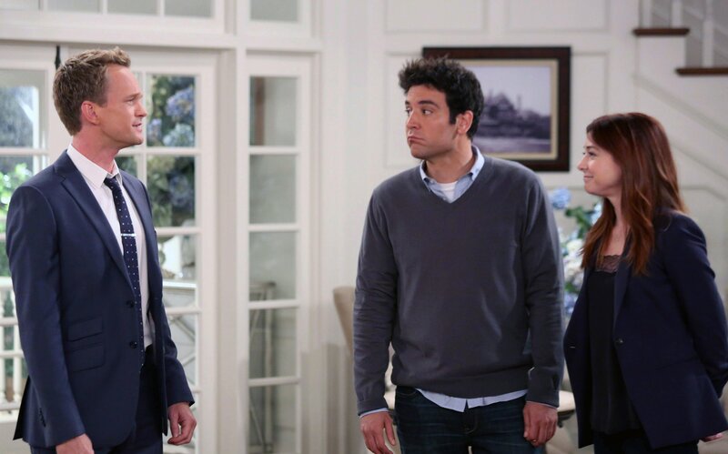 Während Lily (Alyson Hannigan, r.) und Marshall sauer auf Ted (Josh Radnor, M.) sind, hat Barney (Neil Patrick Harris, l.) eine ganz besondere Aufgabe zu meistern … – Bild: Twentieth Century Fox Film Corporation