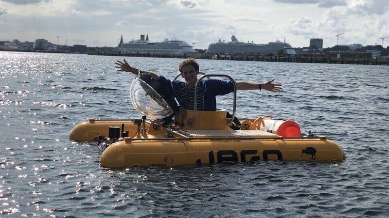 Checker Julian ist mit dem Forschungstauchboot JAGO im Meer unterwegs. – Bild: BR/​megaherz gmbh/​Antonia Simm/​KiKA