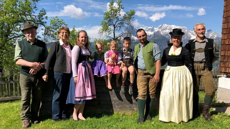 Vier Generationen auf einem Bild; die Familie Quehenberger aus Lampersbach, Gemeinde Werfenweng. – Bild: ZDF und ORF/​SCARLATTI Arts international/​Martin Pichl