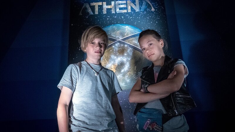 Levin und Kira zweifeln am Erfolg der Teleportation. – Bild: NDR/​Boris Laewen