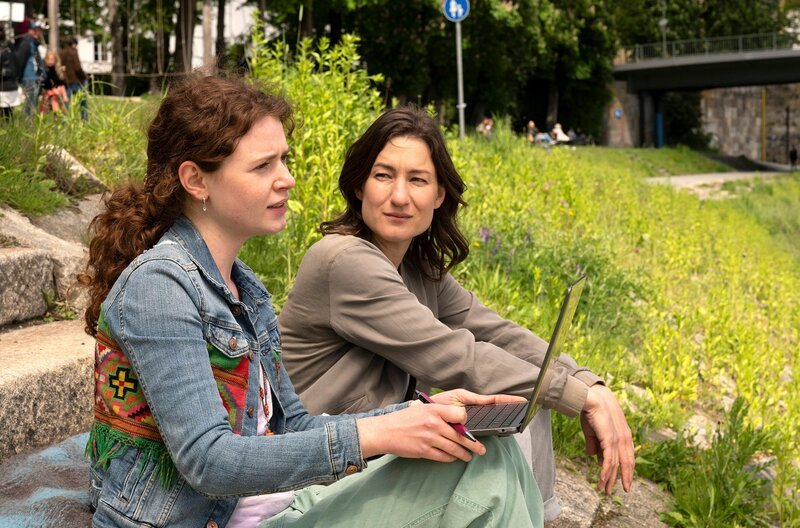 Von links: Mia Bader (Nadja Sabersky) und Frederike Bader (Marie Leuenberger). – Bild: BR /​ ARD Degeto /​ Hager Moss Film