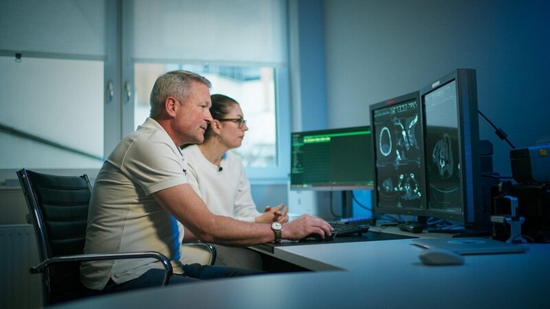 Radiologen Dr. Georg Pfarl und Dr. Silvia Czerveniak analysieren die CT-Scans. – Bild: METAFILM /​ ORF