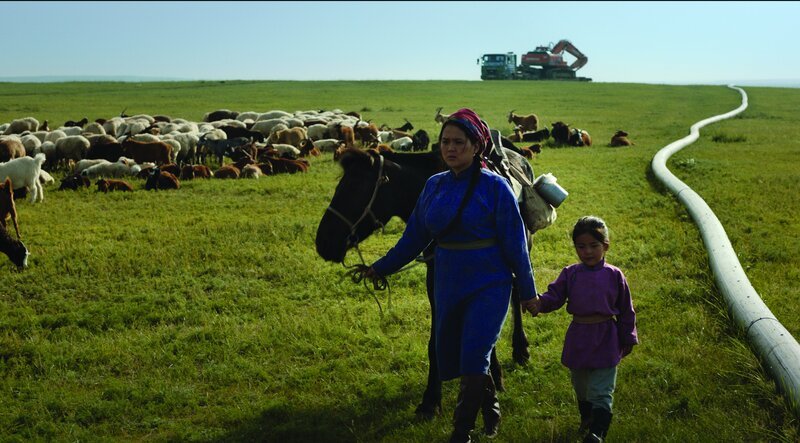 Mitten in der mongolischen Steppe lebt der elfjährige Amra mit seiner Mutter Zaya, seinem Vater Erdebe und seiner kleinen Schwester Altaa ein traditionelles Nomadenleben. Während sich Zaya um die Herde kümmert, arbeitet Erdene als Mechaniker und verkauft den selbstgemachten Käse auf dem lokalen Markt. Ihr friedliches und ursprüngliches Leben wird durch das Eindringen internationaler Bergbauunternehmen bedroht, die nach Gold suchen und den Lebensraum der Nomaden dabei rücksichtslos zerstören. – Foto: Die Bagger der Baukonzerne rücken an. – Bild: Les films du Préau