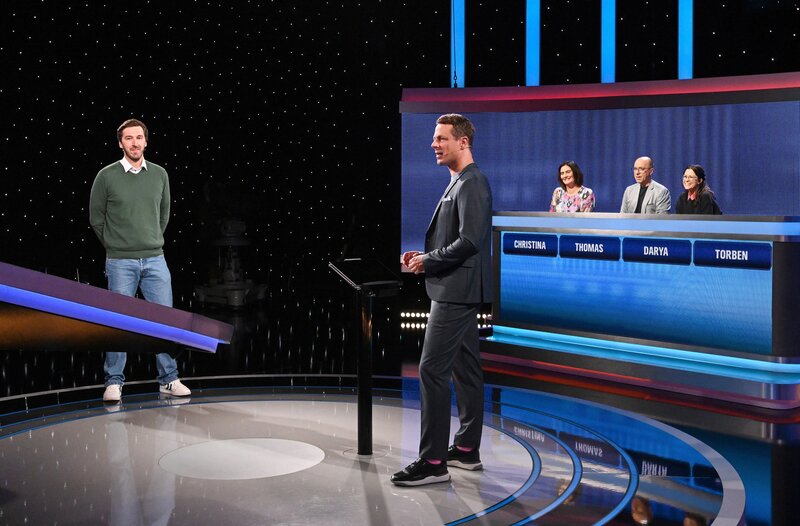 Moderator Alexander Bommes (M.) mit den Kandidat:innen: Torben Hakemann (l.), Christina Unger (3.v.r.), Thomas Göldner (2.v.r.) und Darya Karpitskaya. – Bild: ARD/​Uwe Ernst