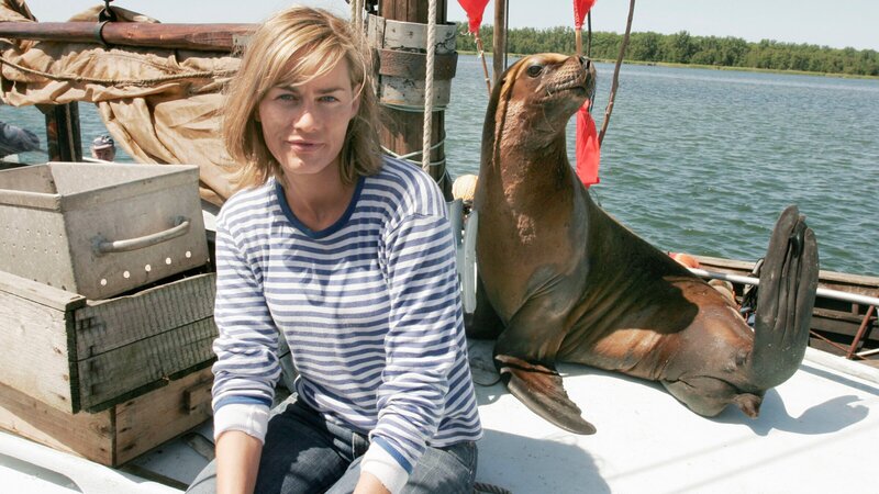 Ein starkes Team: Die selbstbewusste Fischerin Anne (Gesine Cukrowski) und ihre gewitzte Robbe William. – Bild: ZDF and ARD Degeto/​Noreen Flynn