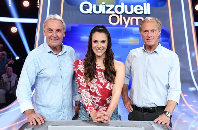 Moderatorin Esther Sedlaczek (M.) mit den Kandidaten des „Sport“: Jörg Wontorra (l.) und Gerhard Delling (r.), beide Sportjournalisten. – Bild: ARD/​Uwe Ernst