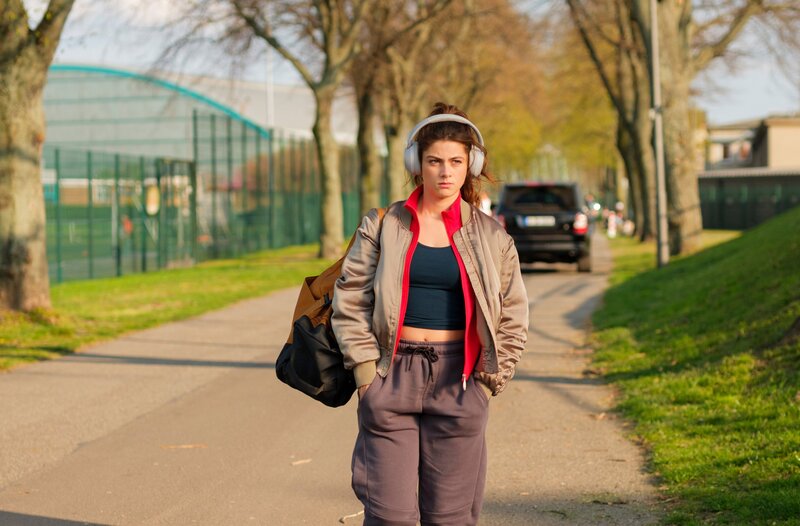 Die Fußballspielerin Rana Broja (Derya Akyol), das größte Talent des deutsch-türkischen Frauenfußballvereins „Viktoria Wedding“, behauptet sexuell belästigt worden zu sein. – Bild: ARD/​Gordon Muehle