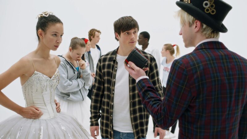 Fox (2.v.r.) rätseln, wie sie wieder aus dem weißen Raum, in dem sie eingesperrt sind, herauskommen. – Bild: ZDF – Cottonwood Media/​Opéra national de Paris