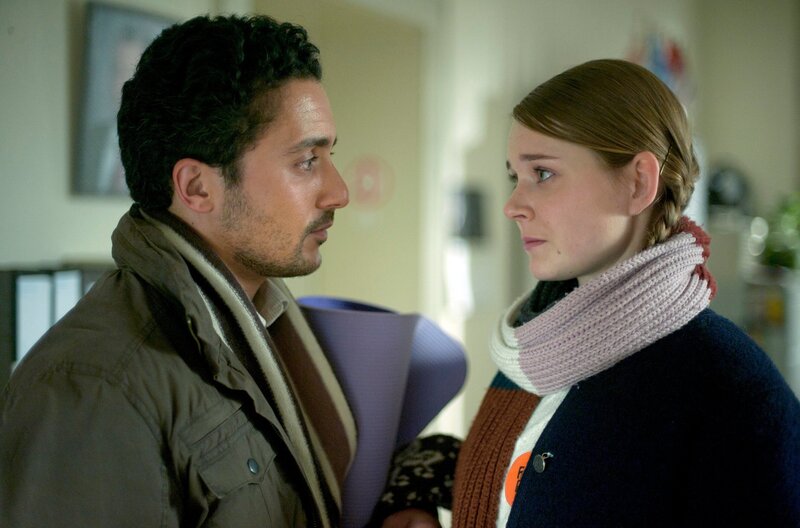 Haschim (Omar El-Saeidi) gibt Jördis (Nadja Bobyleva) seine Rohstoffkarten; die beiden kommen sich näher. Weiteres Bildmaterial finden Sie unter www.br-foto.de. – Bild: BR/​WDR/​NDR/​Novafilm/​Alva Nowak