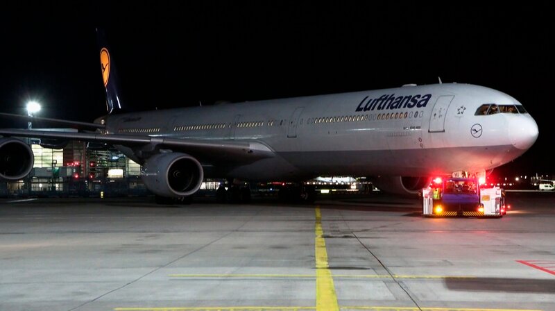 Auf seinem letzten Flug fliegt Kapitän Axel Graumann die A340⁠–⁠600. – Bild: HR