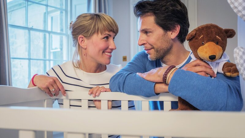 Auch wenn die Umstände nicht erfreulich sind, Nelly (Maxi Warwel) und Leo (Florian Odendahl) freuen sich auf die neue Herausforderung. – Bild: SRF/​ZDF/​Jon Ailes