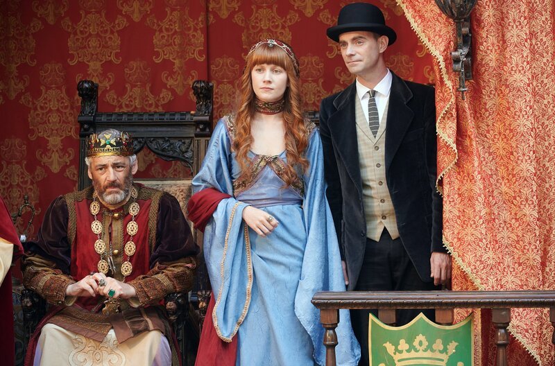 Justus (Joseph Cohen), Karlotta (Hannah Chinn) und Pan Tau (Matt Edwards) lassen es krachen. – Bild: ARD/Caligari/Film Justus (Joseph Cohen), Karlotta (Hannah Chinn) und Pan Tau (Matt Edwards) lassen es krachen. – Bild: ARD/Caligari/Film