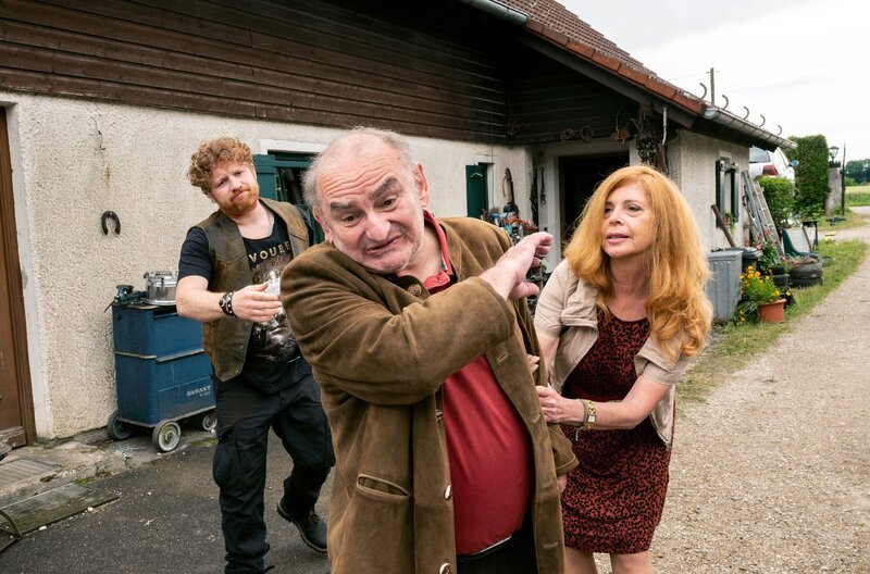 Von links: Xaver Mayr (Roland Schreglmann), Alois Mayr (Sigi Zimmerschied) und Martha Kruppka (Olivia Pascal). – Bild: BR/​ARD Degeto/​Hager Moss Film/​Be /​ ARD Degeto/​Programmplanung und P