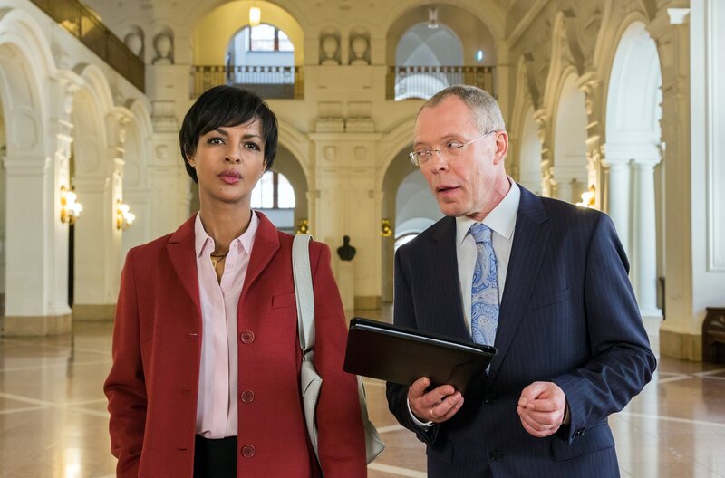 Oberbürgermeister Herrenbrück (Frank Sieckel, rechts) hat Zoodirektorin Amal Bekele (Dennenesch Zoudé) mit Versprechungen nach Leipzig gelockt, die er nicht zu halten gedenkt. Aber Amal weiß sich zu wehren! – Bild: ARD/​Steffen Junghans