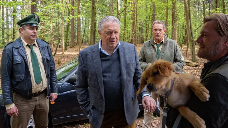 Holger Ermisch kommt zur Übergabe, v.li.: Martin Riedl (Paul Sedlmeir), Reimund Girwidz (Michael Brandner), Franz Hubert (Christian Tramitz), Holger Ermisch (Tobias Kay) – Bild: Leonine /​ Thomas Neumeier