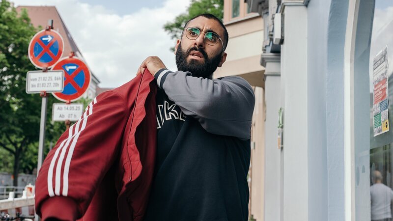 Streetworker Burak aus Berlin auf dem Weg zu seiner täglichen Kiez-Runde. – Bild: ZDF und Jens Gyarmaty