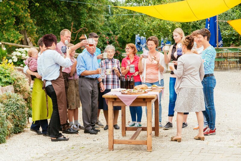Bei der Begrüßung. – Bild: BR/​megaherz gmbh/​Andreas Maluche