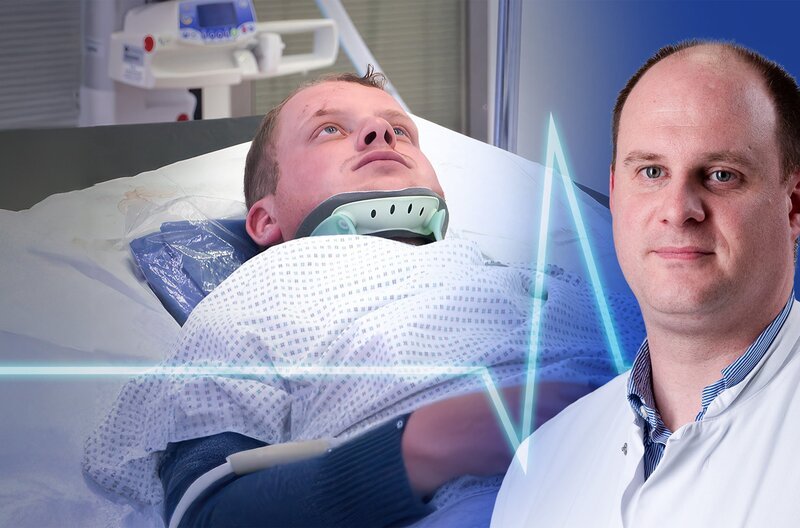 Chefarzt Dr. Andreas Gather (r.) vor Lukas, der mehrere Brüche an der Halswirbelsäule hat. (Bildcollage) – Bild: SWR