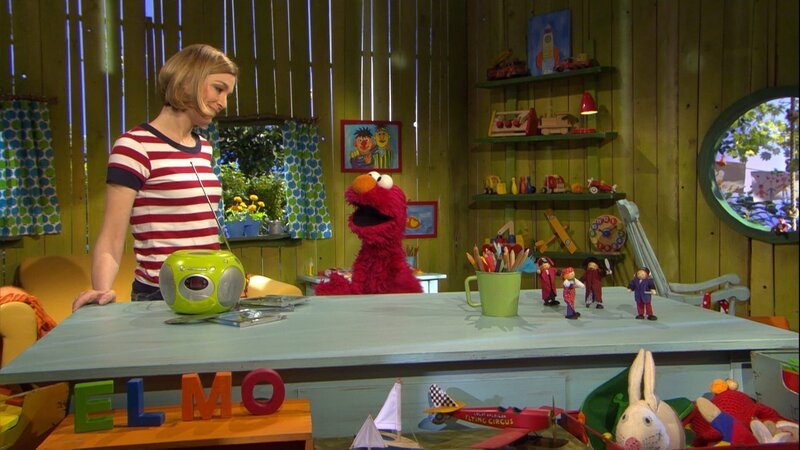 Julia (l.) hätte es gern leise, Elmo (r.) gerne laut. – Bild: NDR/​ Sesame workshop