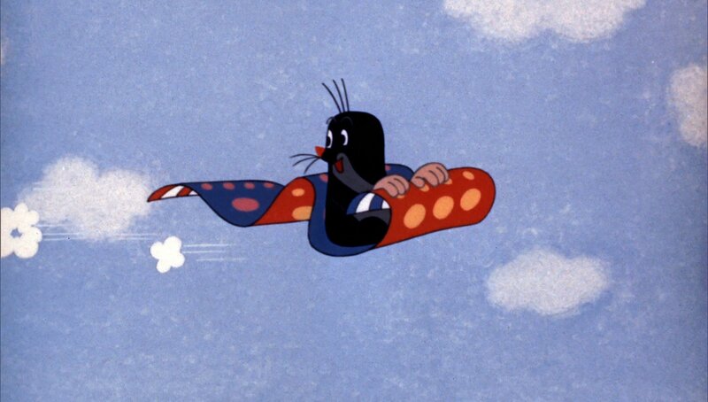 Der kleine Maulwurf findet einen fliegenden Teppich und saust damit durch die Luft. – Bild: WDR