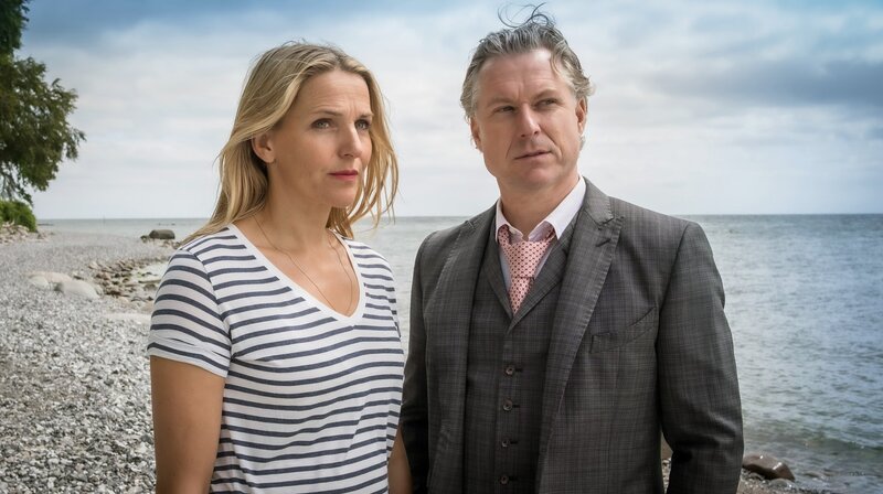 Mia (Milena Tscharntke, li.) versucht von der Heimbewohnerin Frau Schiller (Monika Barth) Informationen zu erhalten. – Bild: ARD Degeto/​Boris Laewen