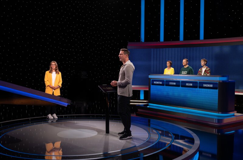 Moderator Alexander Bommes (M.) mit den Kandidat:innen: Dagmar Wawrzyczek (l.), Roswitha Ott (3.v.r.), Stefan Borck (2.v.r.) und Julian Enggruber. – Bild: ARD/​Uwe Ernst