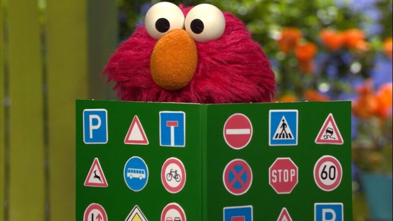 Interessiert sich für Verkehrsschilder: Elmo – Bild: NDR/​Studio Hamburg Produktion/​Sesame workshop